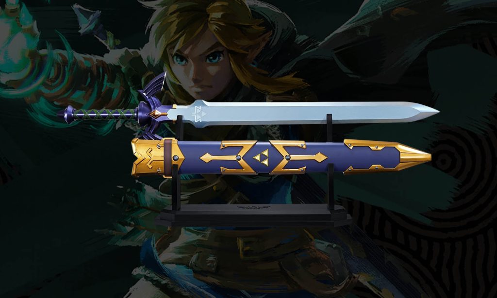 Image représentant la réplique de la Master Sword d'une longueur de 105cm. Elle et posée sur son présentoir avec le socle de l'épée. L'arme parfaite pour un anniversaire Zelda TOTK réuissi !