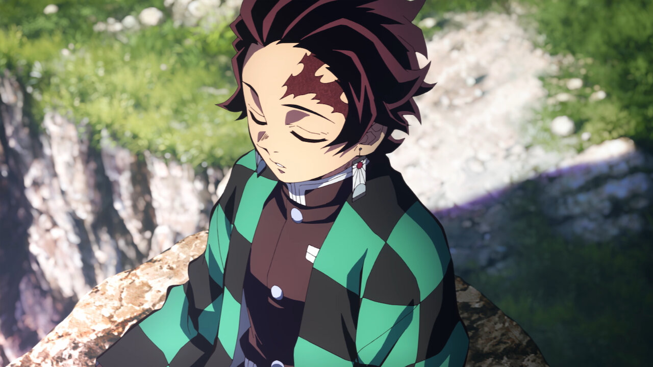 Visuel de l'anime Demon Slayer. On y voit le personnage principal Tanjiro, qui est en pleine concentrationpour améliorer son souffle.